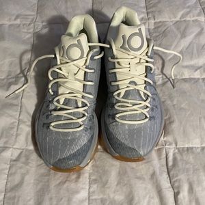 never worn nike shoes